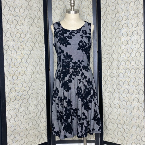 Crescent Leanne Textured Floral Knit Dress - Picture 1 of 10